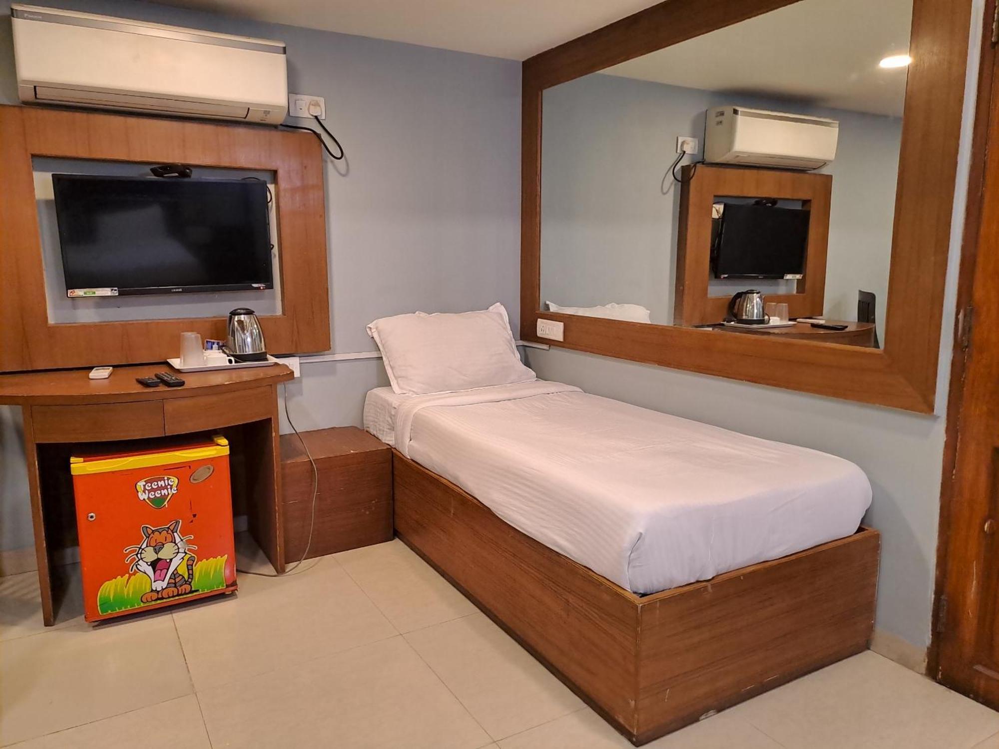 מומביי Hotel Cruz Royale מראה חיצוני תמונה