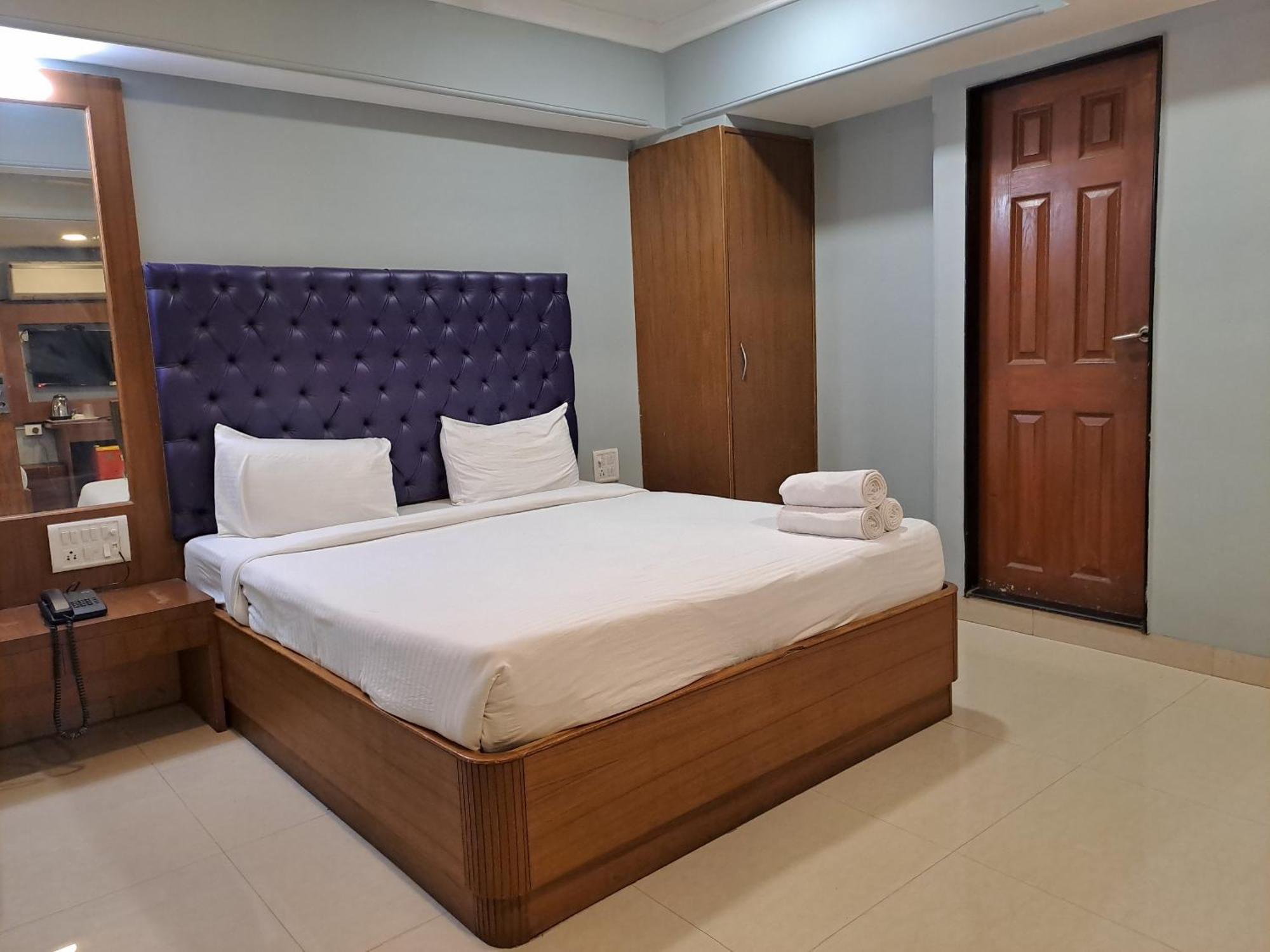 מומביי Hotel Cruz Royale מראה חיצוני תמונה