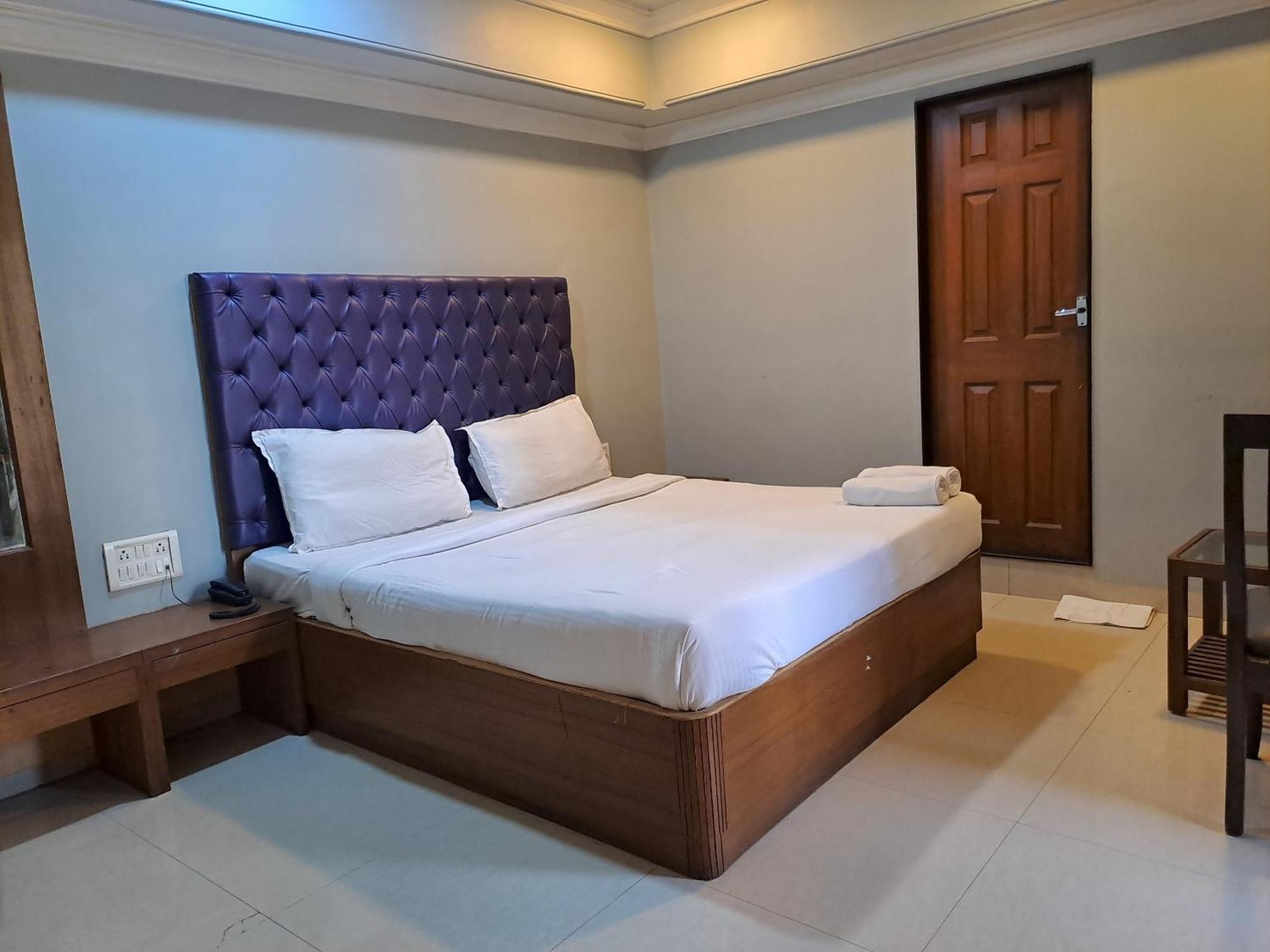 מומביי Hotel Cruz Royale מראה חיצוני תמונה
